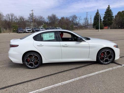 Milano White 2025 Alfa Romeo Giulia AWD