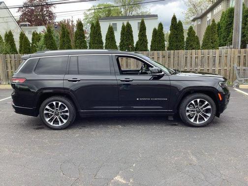 Diamond Black Crystal Pearlcoat 2023 Jeep Grand Cherokee L Overland