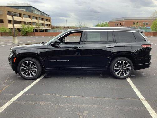 Diamond Black Crystal Pearlcoat 2023 Jeep Grand Cherokee L Overland