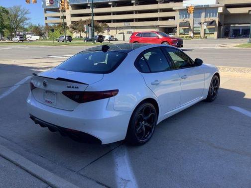 Trofeo White Tri-Coat 2019 Alfa Romeo Giulia Ti Sport