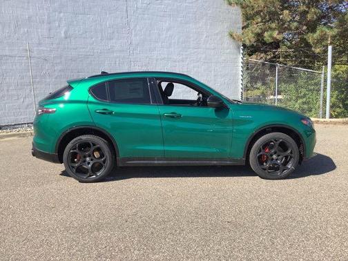 Verde Fangio Metallic 2025 Alfa Romeo Stelvio Veloce