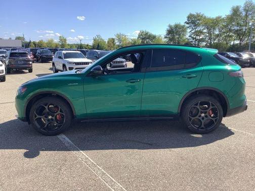 Verde Fangio Metallic 2025 Alfa Romeo Stelvio Veloce