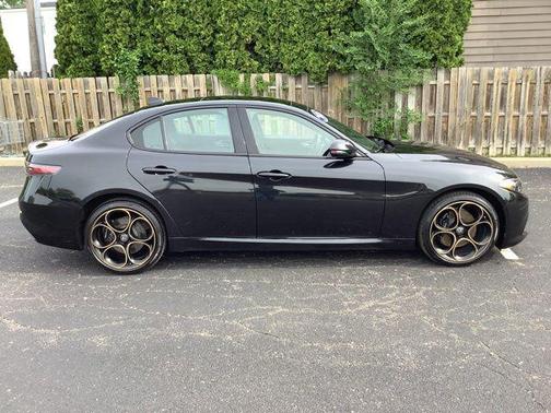 Vulcano Black Metallic 2025 Alfa Romeo Giulia Intensa AWD
