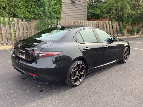 Vulcano Black Metallic 2025 Alfa Romeo Giulia Intensa AWD