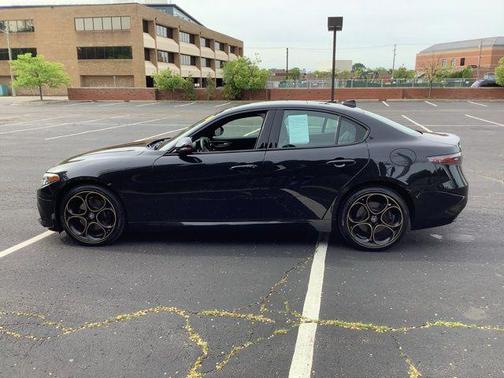 Vulcano Black Metallic 2025 Alfa Romeo Giulia Intensa AWD