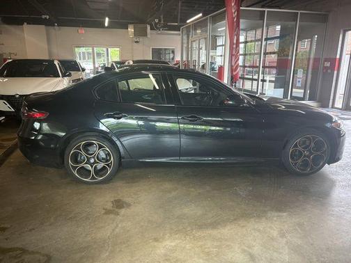 Vulcano Black Metallic 2025 Alfa Romeo Giulia Intensa AWD