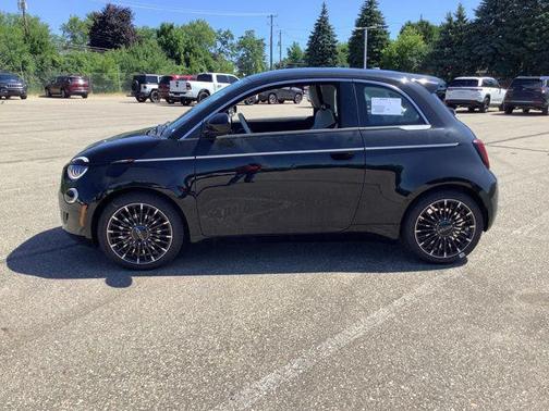 2025 FIAT 500e Icona FWD