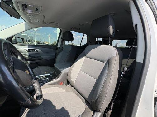 Iridescent Pearl Tricoat 2019 Chevrolet Traverse LT Cloth