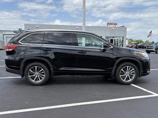 Midnight Black Metallic 2018 Toyota Highlander XLE