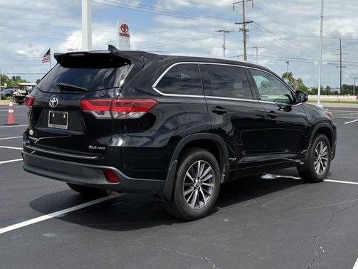 Midnight Black Metallic 2018 Toyota Highlander XLE
