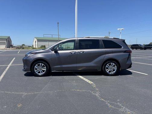 2022 Toyota Sienna Limited 7-Passenger
