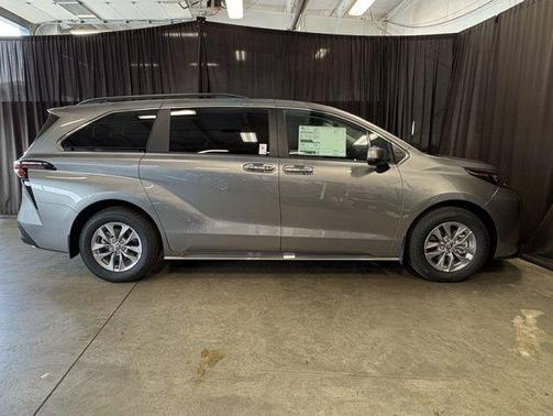 Metal 2026 Toyota Sienna XLE 8 Passenger