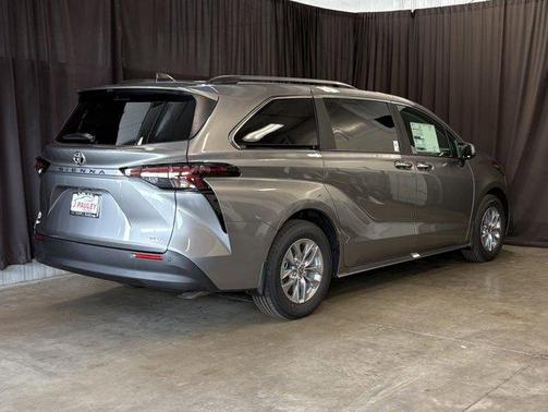 Metal 2026 Toyota Sienna XLE 8 Passenger