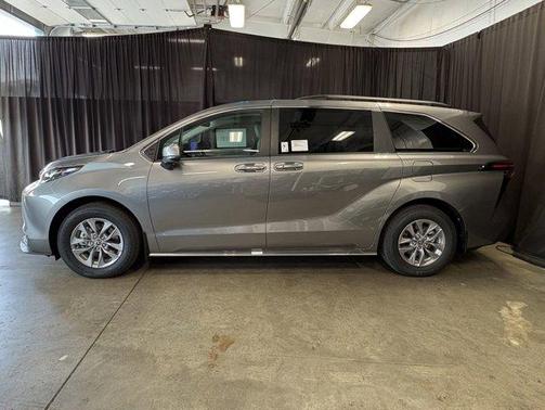 Metal 2026 Toyota Sienna XLE 8 Passenger