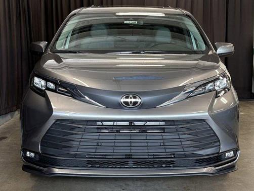 Metal 2026 Toyota Sienna XLE 8 Passenger