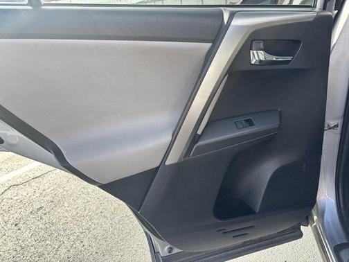 2017 Toyota RAV4 Hybrid SE