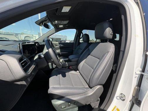 Summit White 2026 Chevrolet Traverse LT