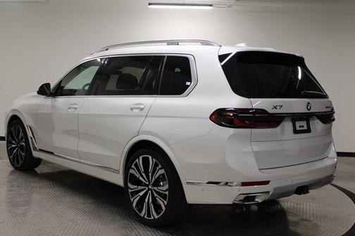 Mineral White Metallic 2027 BMW X7 xDrive40i