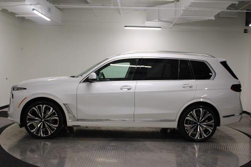 Mineral White Metallic 2027 BMW X7 xDrive40i