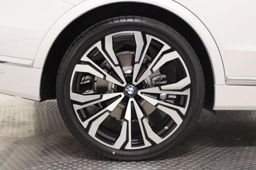 Mineral White Metallic 2027 BMW X7 xDrive40i