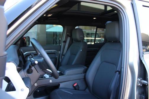 2025 Land Rover Defender 110 P300
