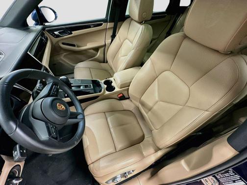 Gentian Blue Metallic 2026 Porsche Macan Macan