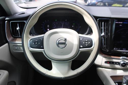 2022 Volvo XC60 Recharge Plug-In Hybrid T8 Inscription Expression
