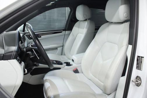 Carrara White Metallic 2022 Porsche Macan Macan