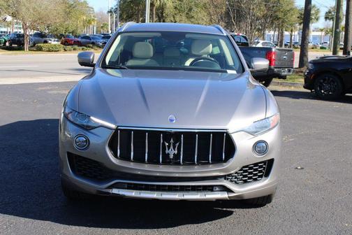Champagne Metallescent 2017 Maserati Levante S