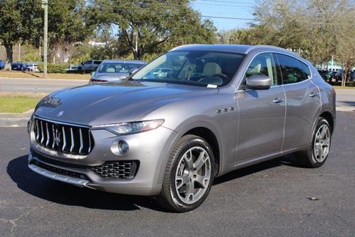 Champagne Metallescent 2017 Maserati Levante S