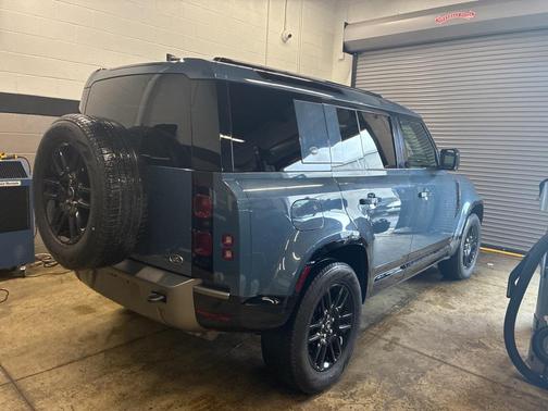 2022 Land Rover Defender 110 X-Dynamic SE
