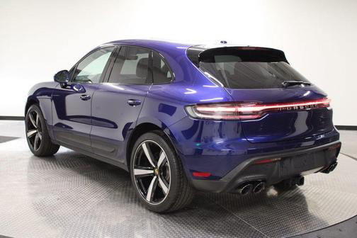 Gentian Blue Metallic 2026 Porsche Macan Macan