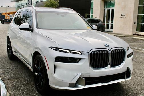 Mineral White Metallic 2023 BMW X7 xDrive40i