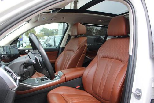 Mineral White Metallic 2023 BMW X7 xDrive40i