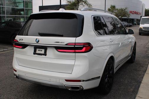 Mineral White Metallic 2023 BMW X7 xDrive40i