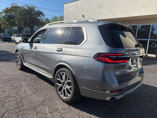 Gray Metallic 2026 BMW X7 xDrive40i
