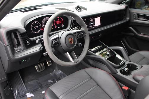 2025 Porsche Cayenne GTS