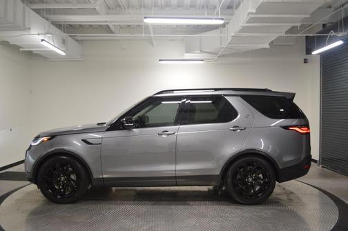 Silicon Silver Premium Metallic 2025 Land Rover Discovery P300 S