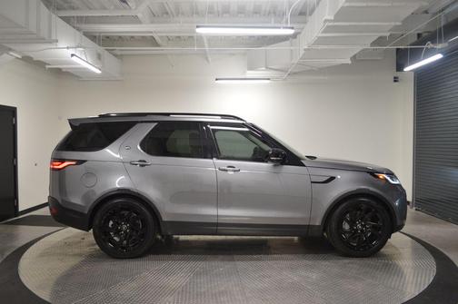 Silicon Silver Premium Metallic 2025 Land Rover Discovery P300 S