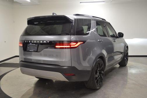 Silicon Silver Premium Metallic 2025 Land Rover Discovery P300 S