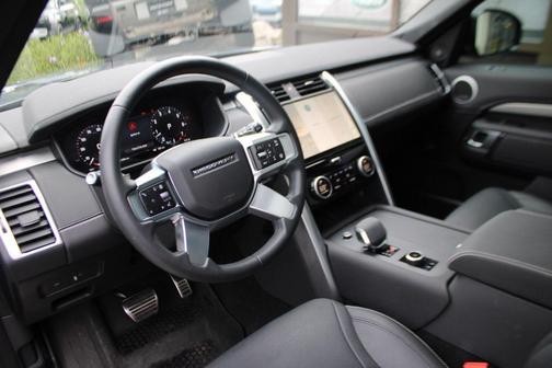 Varesine Blue Metallic 2024 Land Rover Discovery P360 Dynamic SE