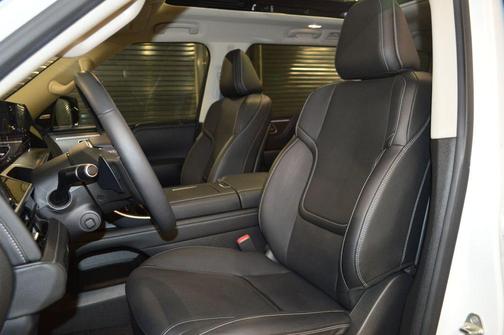 Radiant White 2025 INFINITI QX80 PURE