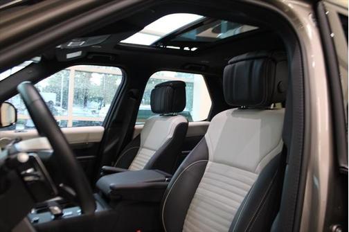 2023 Land Rover Discovery P360 Metropolitan Edition