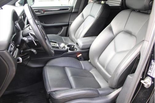2022 Porsche Macan Base
