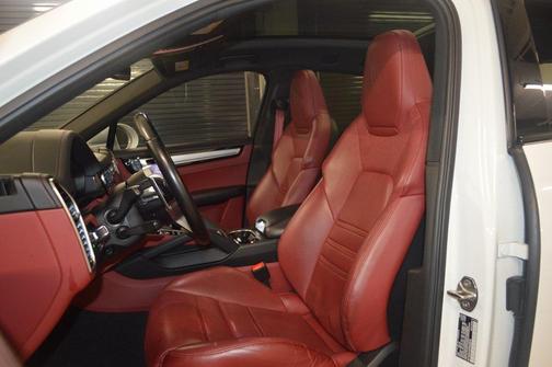 2023 Porsche Cayenne Platinum Edition