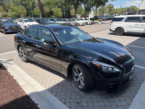 Black Obsidian 2017 INFINITI Q70 5.6