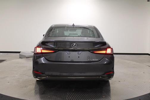 2024 Lexus ES 300h F SPORT Handling