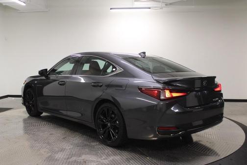 2024 Lexus ES 300h F SPORT Handling