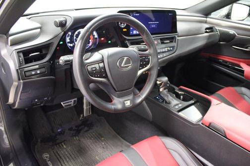 2024 Lexus ES 300h F SPORT Handling