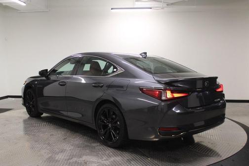 2024 Lexus ES 300h F SPORT Handling